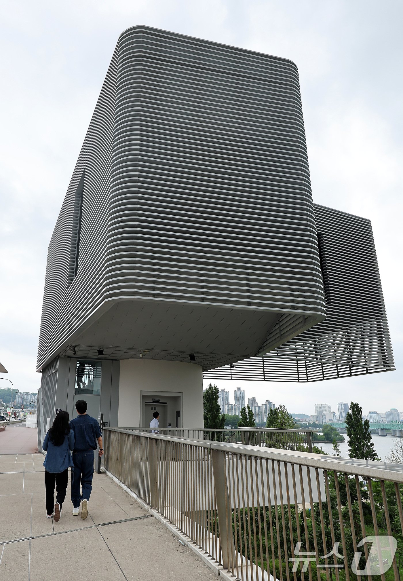 본문 이미지 - 오는 7월 오픈을 앞둔 20일 오후 서울 한강대교 상부에 위치한 '다리 위 전망호텔' 아래로 시민들이 지나가고 있다.2024.5.20/뉴스1 ⓒ News1 박지혜 기자