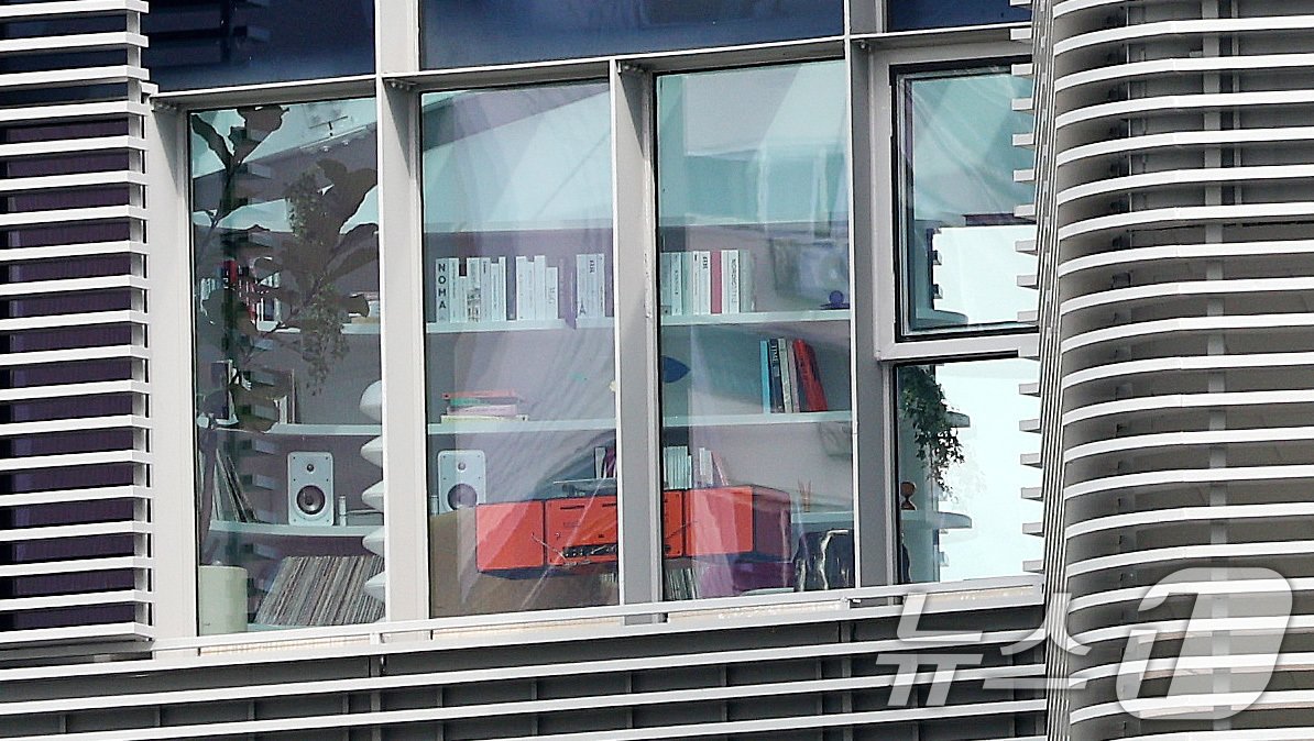 본문 이미지 - 오는 7월 오픈을 앞둔 20일 오후 서울 한강대교 상부에 위치한 '다리 위 전망호텔' 내부가 보이고 있다. 2024.5.20/뉴스1 ⓒ News1 박지혜 기자