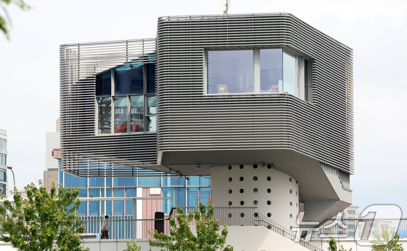 본문 이미지 - 오는 7월 오픈을 앞둔 20일 오후 서울 한강대교 상부에 위치한 '다리 위 전망호텔' 내부가 보이고 있다. 2024.5.20/뉴스1 ⓒ News1 박지혜 기자