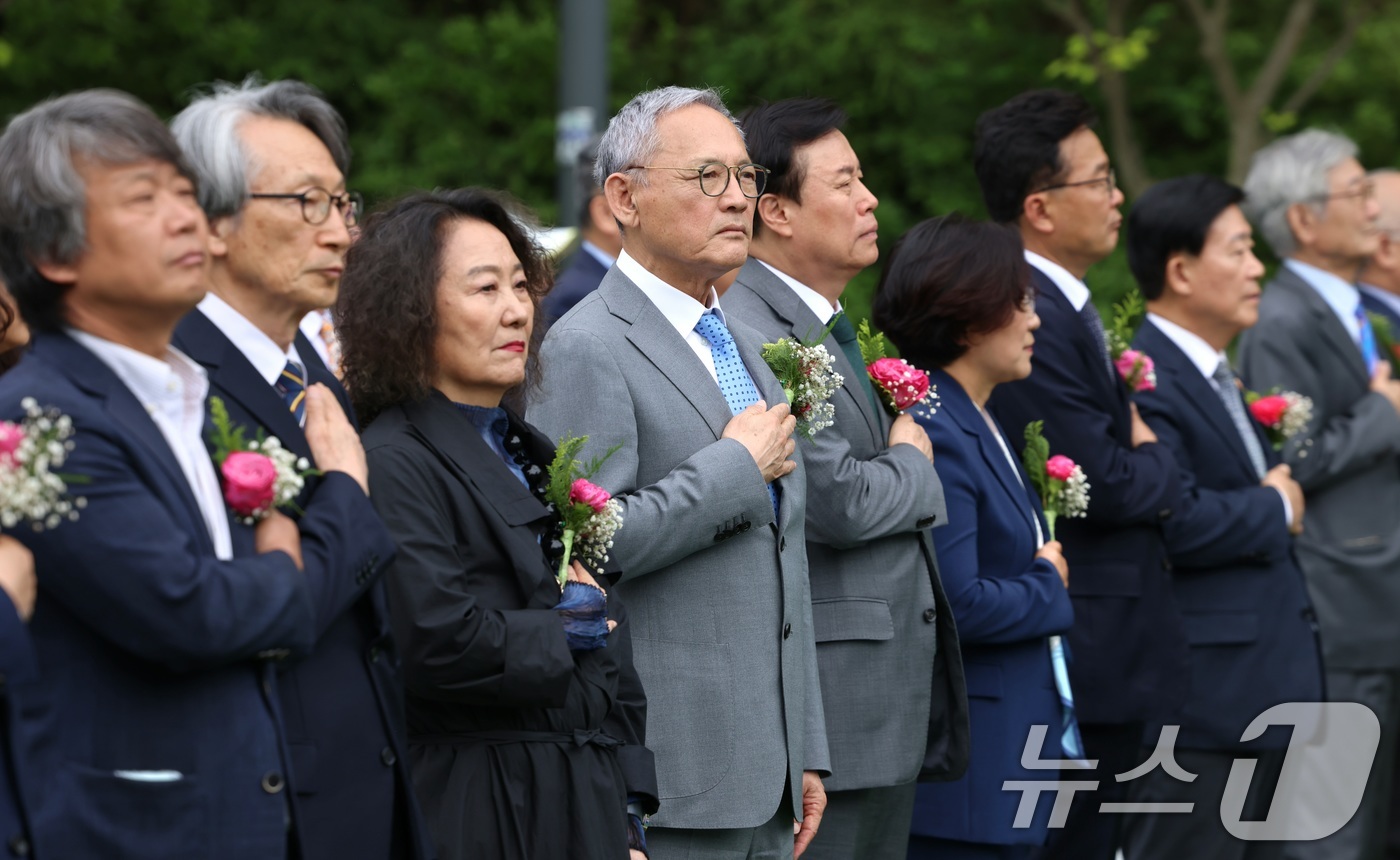 (서울=뉴스1) = 20일 서울 은평구 국립한국문학관 건립부지에서 열린 착공식에서 유인촌 문화체육관광부 장관 등 참석자들이 국기에 대한 경례를 하고 있다. (믄화체육관광부 제공) …