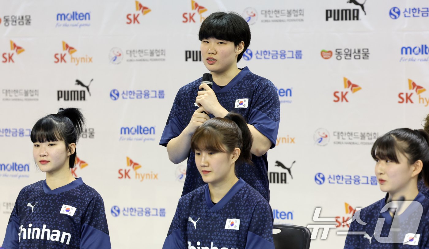 본문 이미지 - 대한민국 여자핸드볼 국가대표팀 이혜원이 20일 충청북도 진천군 진천국가대표선수촌에서 열린 선수단 훈련 개시 미디어데이 행사에서 취재진 질문에 답변하고 있다. 여자 핸드볼팀은 올해 파리 올림픽에 단체 구기 종목으로는 우리나라에서 유일하게 본선 진출에 성공했다. 2024.5.20/뉴스1 ⓒ News1 김명섭 기자