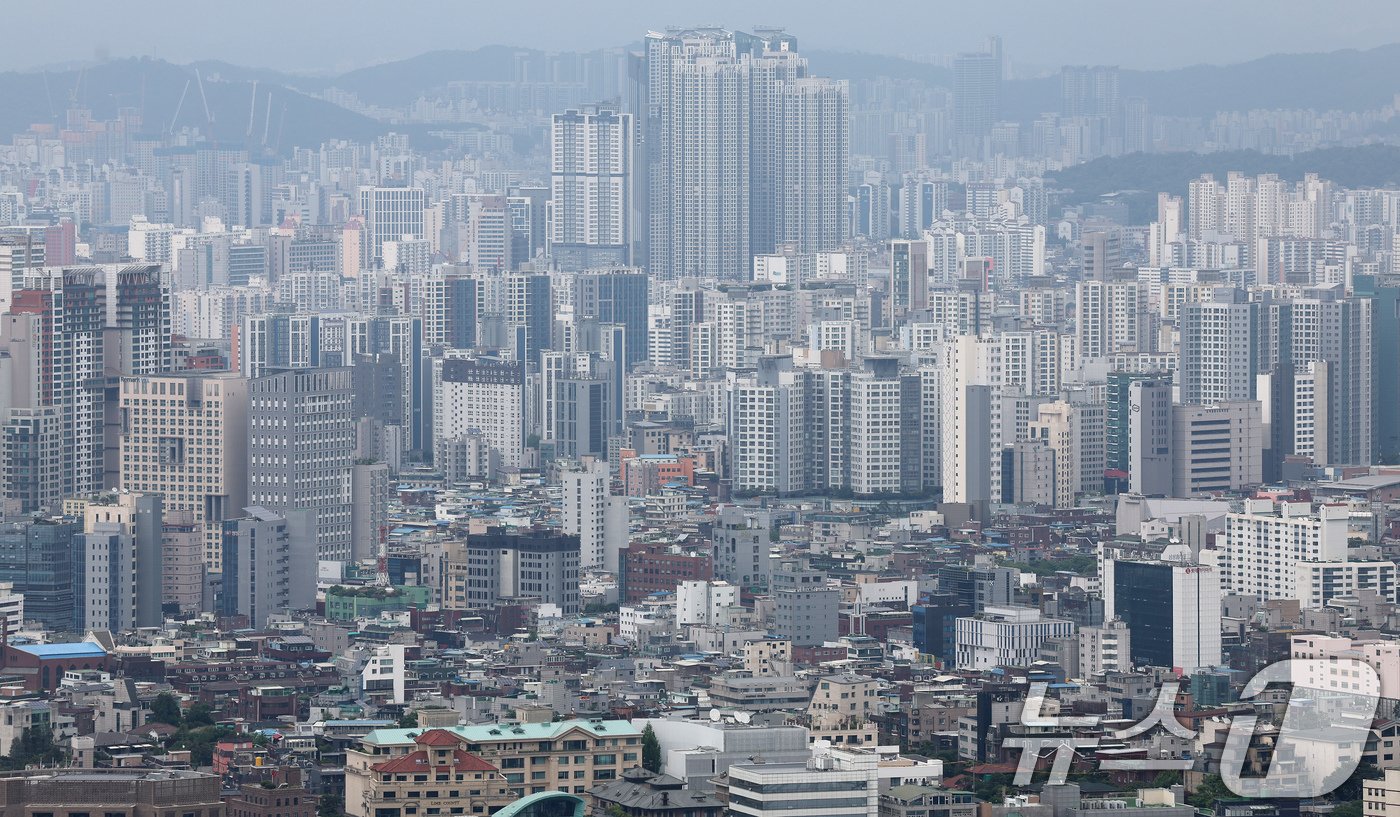 본문 이미지 - 20일 오후 서울 남산에서 바라본 도심에 아파트 단지와 주택가가 보이고 있다. 올해 주택 거래 중 아파트가 차지하는 비중이 역대 최대인 것으로 나타났다. 반면 단독·다세대·연립 등 비&#40;非&#41; 아파트 거래 비중은 전세사기 여파로 역대 최저를 기록했다. 이날 한국부동산원의 주택유형별 매매거래에 따르면 올해 1분기 거래 중 아파트 비중은 75.8%으로 지난해보다 1.6%p 높아진 것으로 나타났다. 2024.5.20/뉴스1 ⓒ News1 장수영 기자
