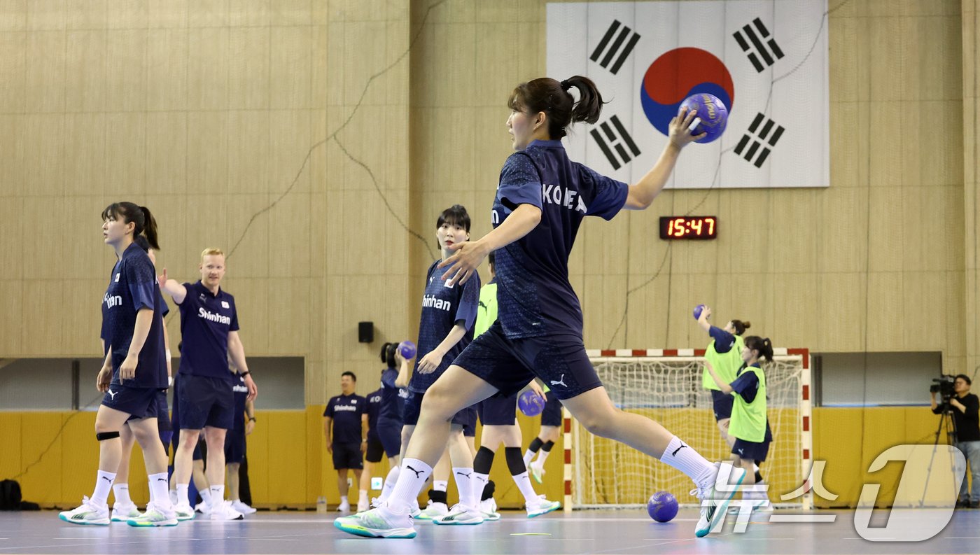 20일 충청북도 진천군 진천국가대표선수촌에서 대한민국 여자핸드볼 국가대표팀이 훈련개시 미디어데이 행사를 마치고 훈련을 하고 있다. 여자 핸드볼팀은 올해 파리 올림픽에 단체 구기 종목으로는 우리나라에서 유일하게 본선 진출에 성공했다. 2024.5.20/뉴스1 ⓒ News1 김명섭 기자