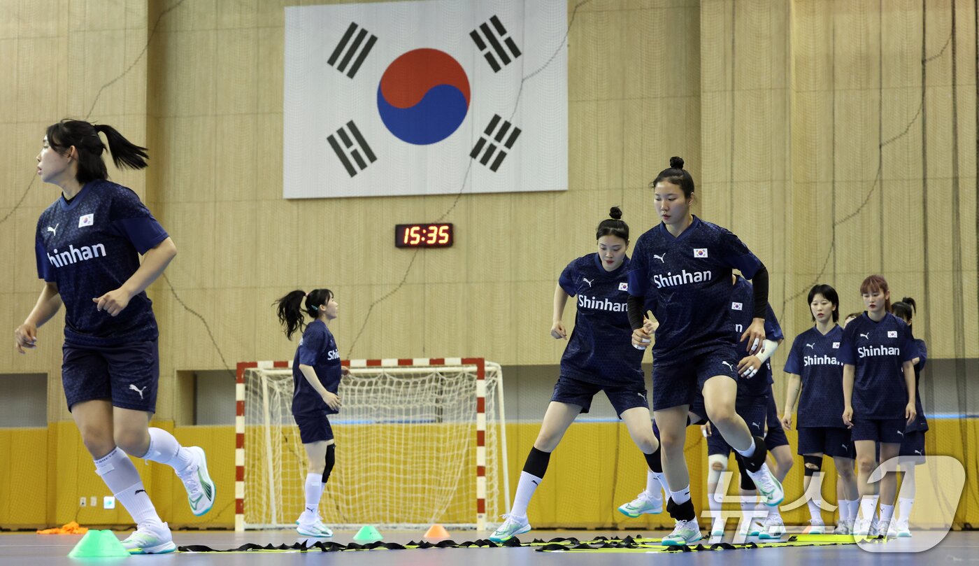 본문 이미지 - 20일 충청북도 진천군 진천국가대표선수촌에서 대한민국 여자핸드볼 국가대표팀이 훈련개시 미디어데이 행사를 마치고 훈련을 하고 있다. 여자 핸드볼팀은 올해 파리 올림픽에 단체 구기 종목으로는 우리나라에서 유일하게 본선 진출에 성공했다. 2024.5.20/뉴스1 ⓒ News1 김명섭 기자