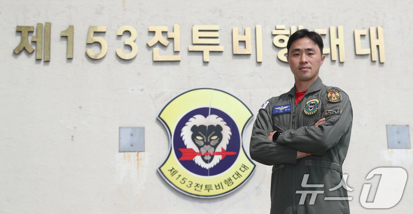 공군 F-4E 팬텀 전투기가 퇴역을 보름여 앞둔 가운데 조종사 조영화 소령이 20일 경기 수원시 공군 제10전투비행단에서 뉴스1과 인터뷰를 하고 있다. 2024.5.20/뉴스1 ⓒ News1 김영운 기자