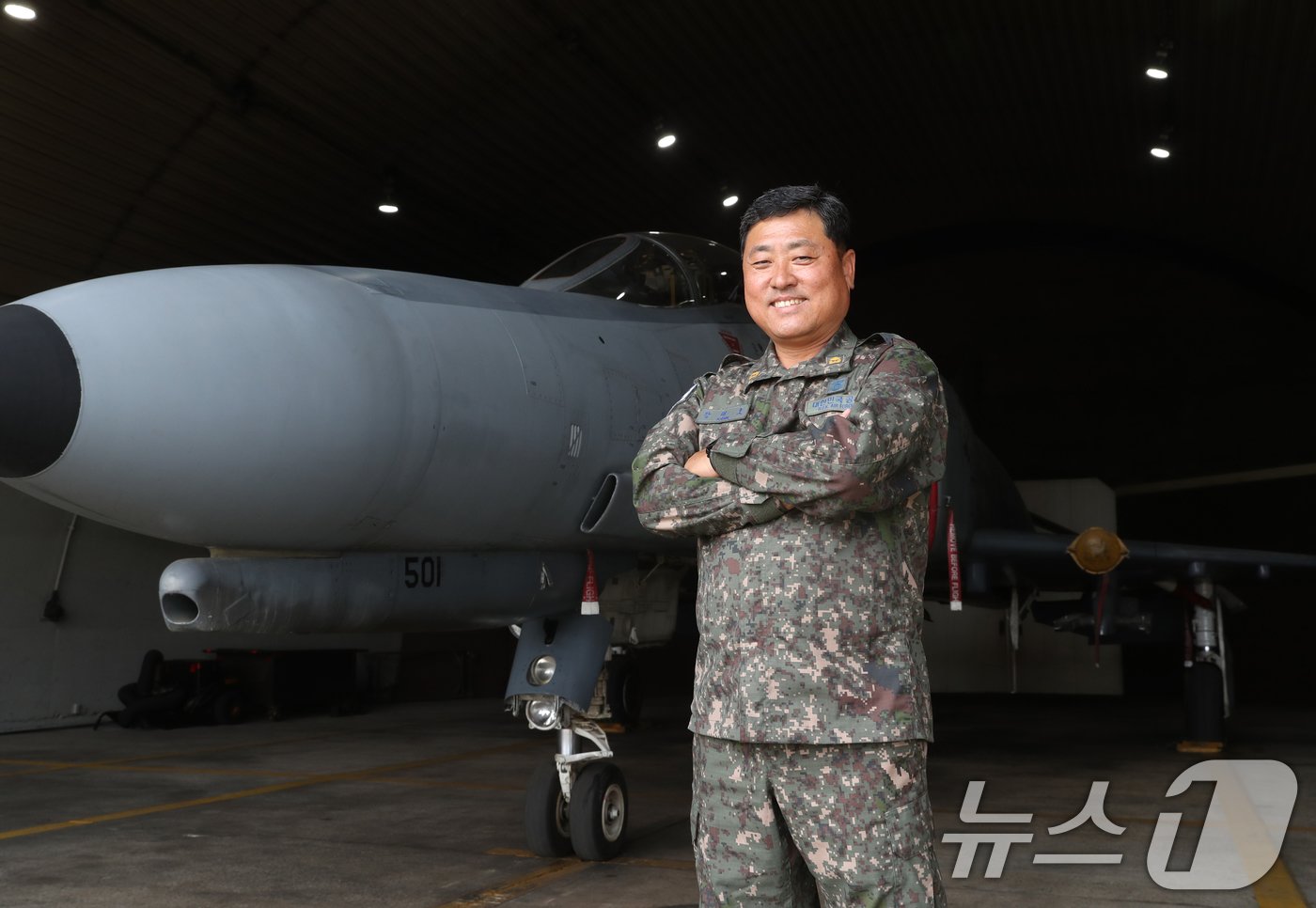 본문 이미지 - 공군 F-4E 팬텀 전투기가 퇴역을 보름여 앞둔 가운데 정비사 강태호 준위가 20일 경기 수원시 공군 제10전투비행단에서 뉴스1과 인터뷰를 하고 있다. 2024.5.20/뉴스1 ⓒ News1 김영운 기자