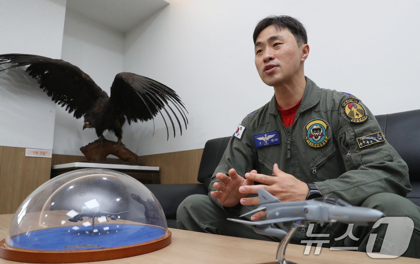 본문 이미지 - 공군 F-4E 팬텀 전투기가 퇴역을 보름여 앞둔 가운데 조종사 조영화 소령이 20일 경기 수원시 공군 제10전투비행단에서 뉴스1과 인터뷰를 하고 있다. 2024.5.20/뉴스1 ⓒ News1 김영운 기자