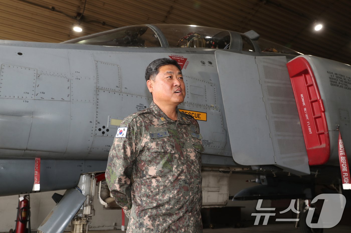 본문 이미지 - 공군 F-4E 팬텀 전투기가 퇴역을 보름여 앞둔 가운데 정비사 강태호 준위가 20일 경기 수원시 공군 제10전투비행단에서 뉴스1과 인터뷰를 하고 있다. 2024.5.20/뉴스1 ⓒ News1 김영운 기자