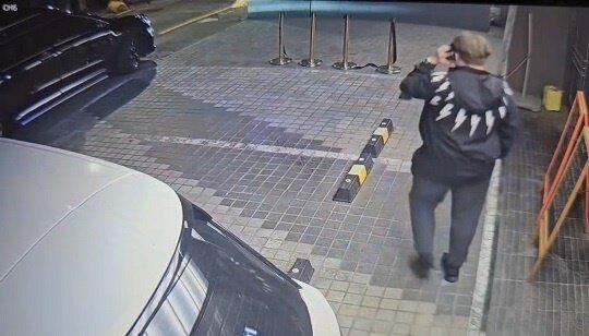 본문 이미지 - 김 씨가 뺑소니 사고 직후 현장에서 200m 정도 떨어진 골목에서 누군가에게 전화를 거는 모습. (채널A 갈무리)