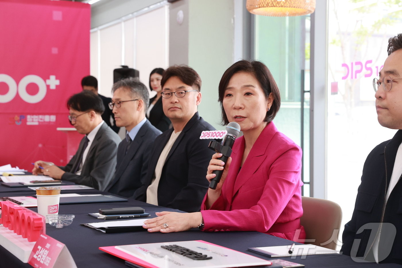 본문 이미지 - 오영주 중소벤처기업부 장관이 20일 대전 소재 우주·항공 분야 초격차 스타트업 선정 기업 (주)컨텍에서 열린 '초격차 스타트업 현판식 및 간담회'에서 인사말을 하고 있다.(중소벤처기업부 제공)