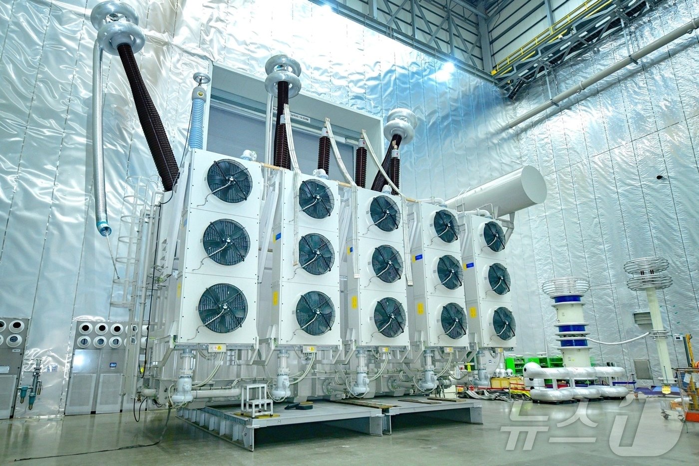 본문 이미지 - HD현대일렉트릭의 초고압변압기.&#40;HD현대일렉트릭 제공&#41;