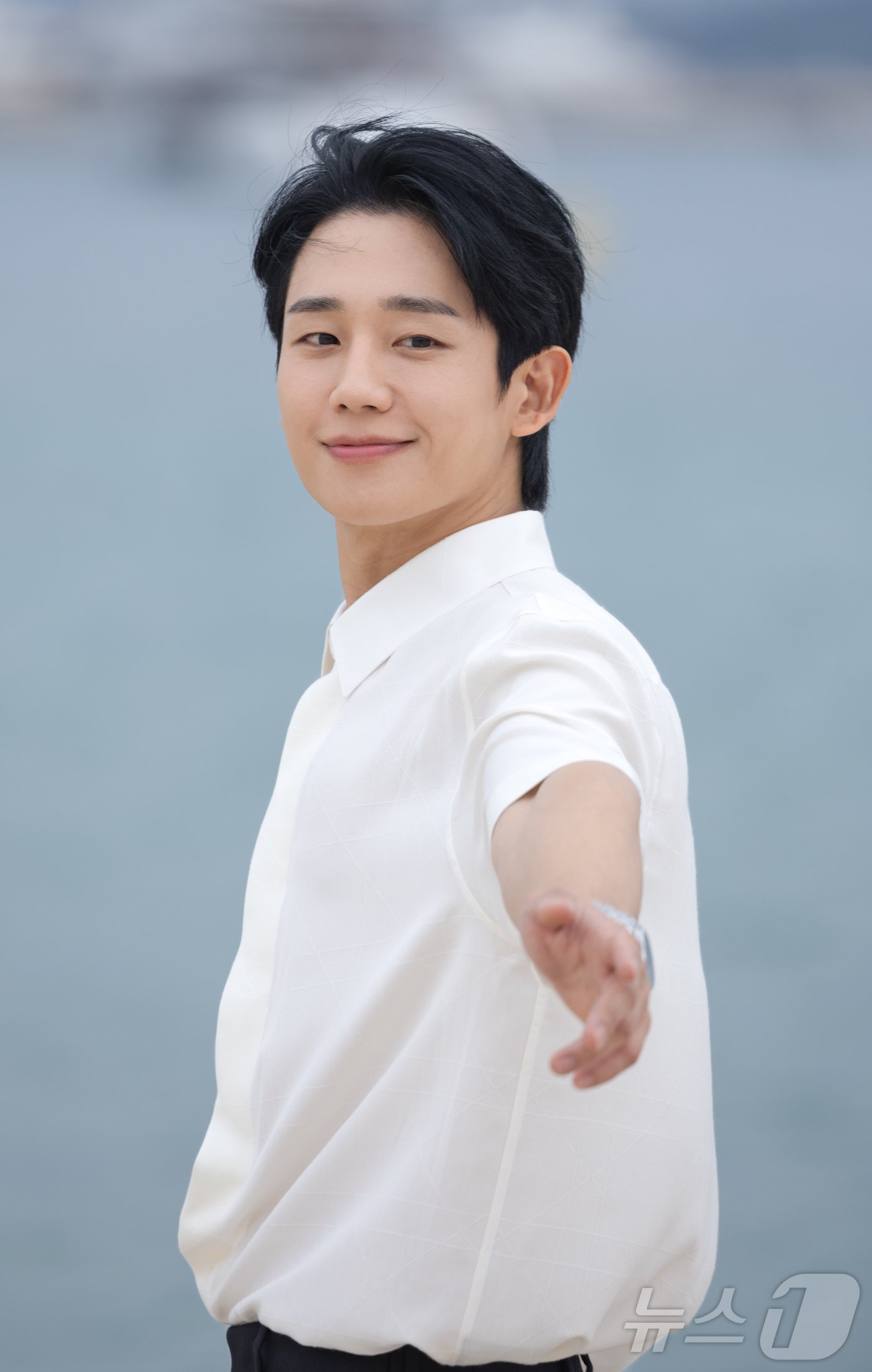 본문 이미지 - 제77회 칸 국제영화제(Cannes Film Festival 2024) 미드나잇 스크리닝 부문 공식 초청을 받은 영화 ‘베테랑2’의 주연배우 정해인이 20일(현지시간) 영화제가 열리고 있는 프랑스 남부 소도시 칸 '팔레 데 페스티벌(Palais d&egrave;s Festivals)' 한국 영화진흥위원회 부스가 마련된 크루아제트 해변에서 인터뷰 촬영을 하고 있다. 2024.5.21/뉴스1 ⓒ News1 이준성 기자