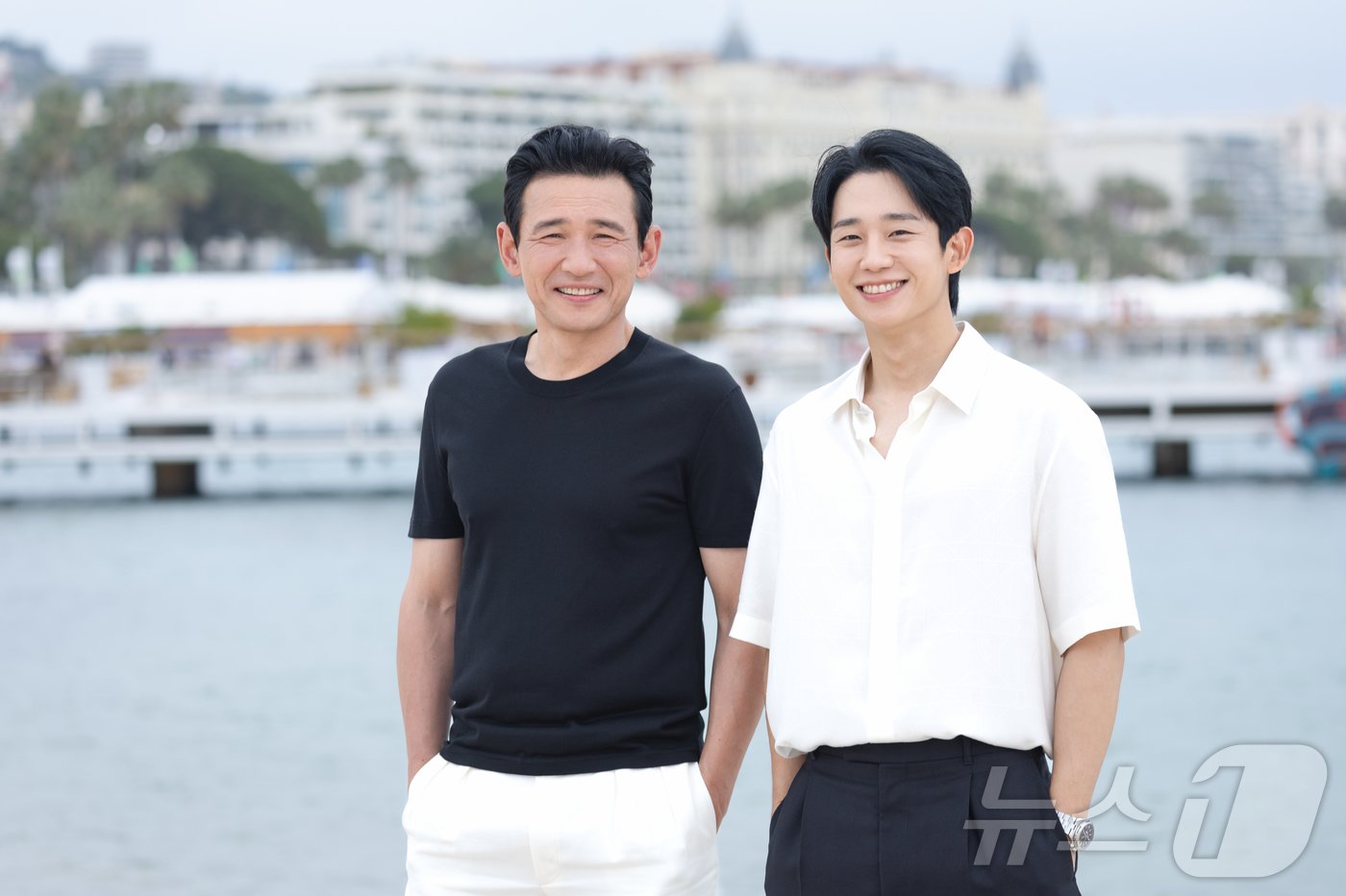 본문 이미지 - 제77회 칸 국제영화제&#40;Cannes Film Festival 2024&#41; 미드나잇 스크리닝 부문 공식 초청을 받은 영화 ‘베테랑2’의 주연배우 황정민과 정해인이 20일&#40;현지시간&#41; 영화제가 열리고 있는 프랑스 남부 소도시 칸 &#39;팔레 데 페스티벌&#40;Palais des Festivals&#41;&#39; 한국 영화진흥위원회 부스가 마련된 크루아제트 해변에서 인터뷰 촬영을 하고 있다. 2024.5.21/뉴스1 ⓒ News1 이준성 기자