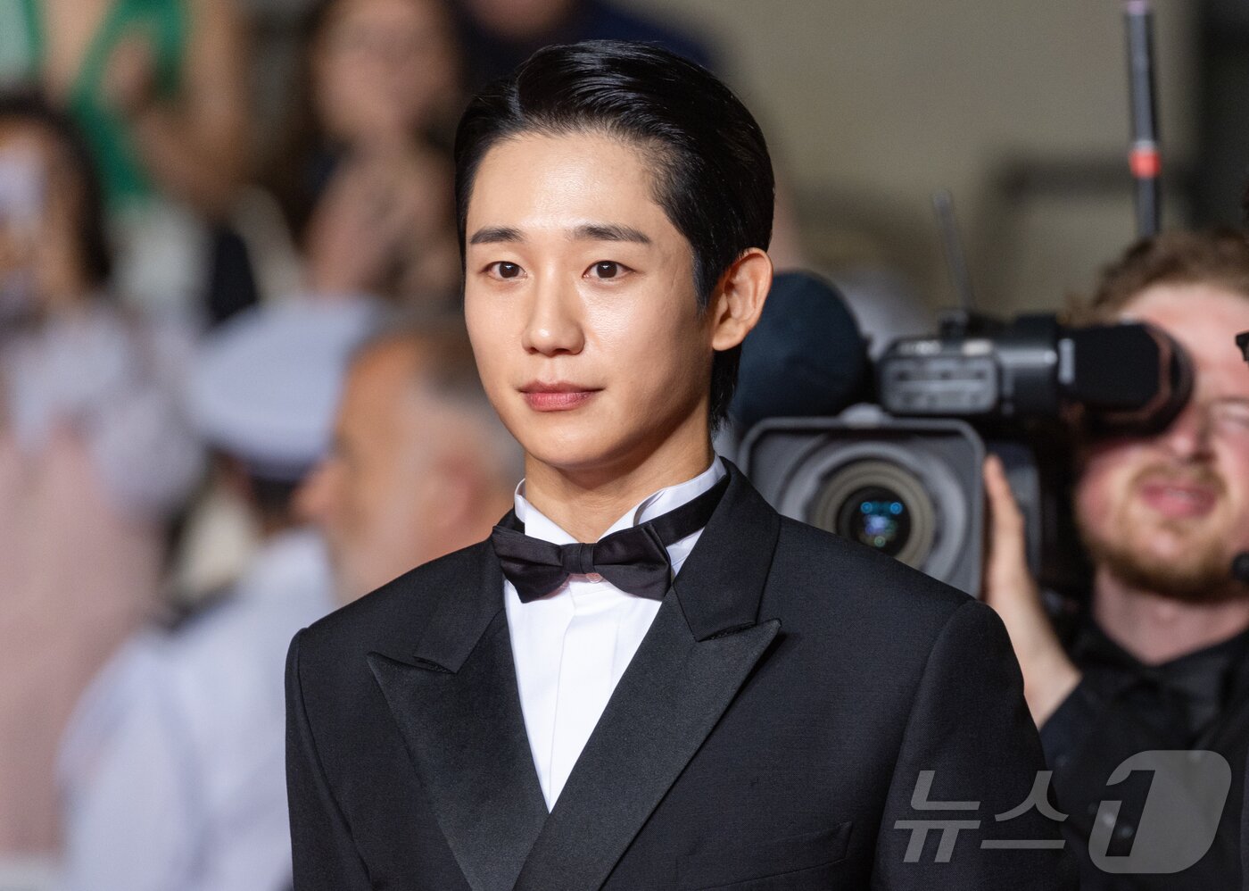 본문 이미지 - 21일(현지시간) 프랑스 남부 소도시 칸 팔레 데 페스티발(Palais des Festival) 뤼미에르 대극장에서 제77회 칸 국제영화제(Cannes Film Festival 2024) 미드나잇 스크리닝 부문에 초청된 영화 ‘베테랑2’의 월드 프리미어 시사회가 열려 주연배우 정해인이 레드카펫에 오르고 있다. 2024.5.21/뉴스1 ⓒ News1 이준성 기자