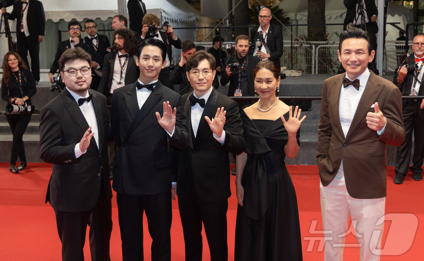 본문 이미지 - 21일(현지시간) 프랑스 남부 소도시 칸 팔레 데 페스티발(Palais des Festival) 뤼미에르 대극장에서 제77회 칸 국제영화제(Cannes Film Festival 2024) 미드나잇 스크리닝 부문에 초청된 영화 ‘베테랑2’의 월드 프리미어 시사회가 열려 감독 류승완과 주연배우 황정민, 정해인, 그리고 강혜정 외유내강 대표와 조성민 부사장이 레드카펫에 오르고 있다. 2024.5.21/뉴스1 ⓒ News1 이준성 기자