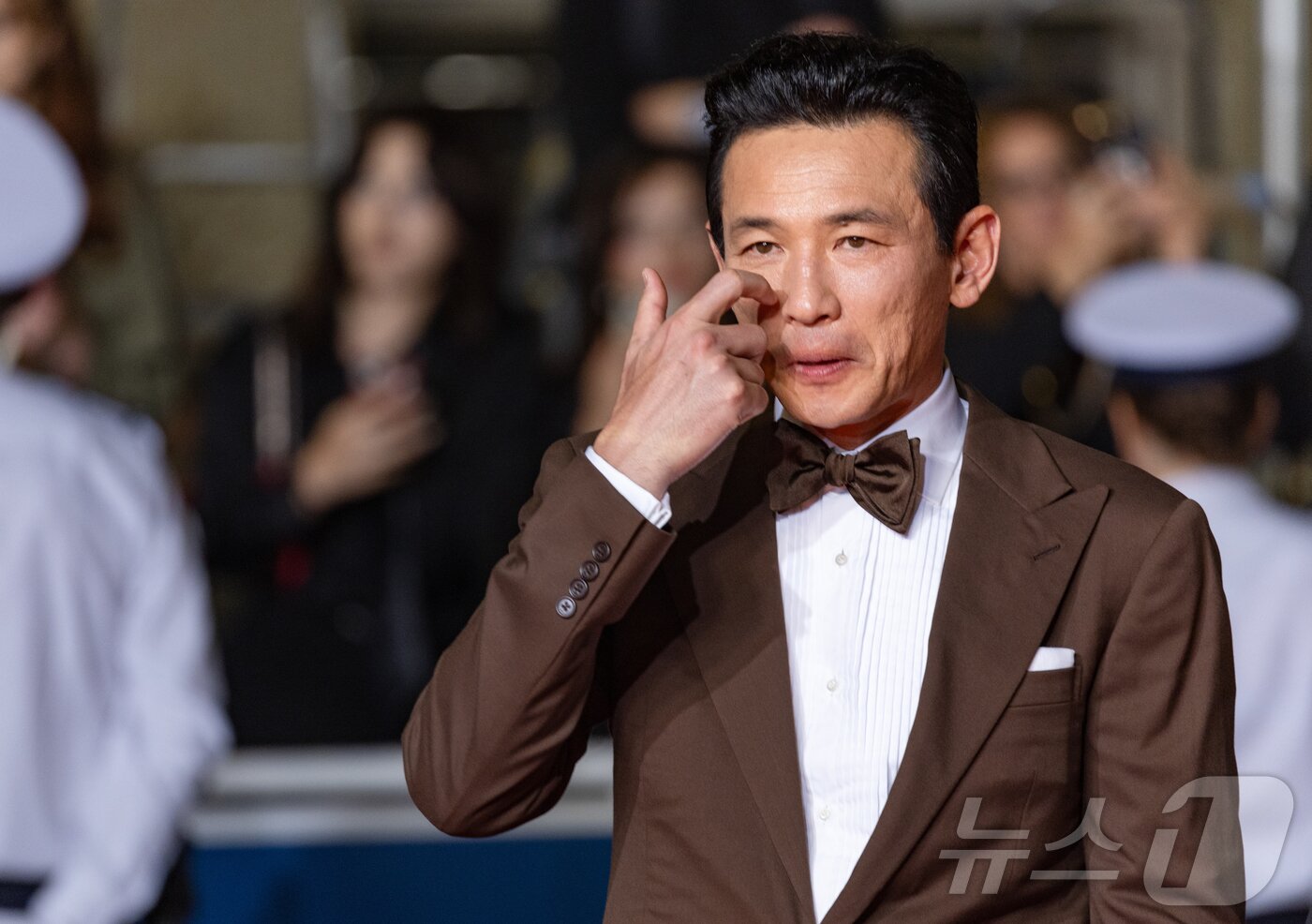 본문 이미지 - 21일(현지시간) 프랑스 남부 소도시 칸 팔레 데 페스티발(Palais des Festival) 뤼미에르 대극장에서 제77회 칸 국제영화제(Cannes Film Festival 2024) 미드나잇 스크리닝 부문에 초청된 영화 ‘베테랑2’의 월드 프리미어 시사회가 열려 주연배우이 레드카펫에 오르고 있다. 2024.5.21/뉴스1 ⓒ News1 이준성 기자