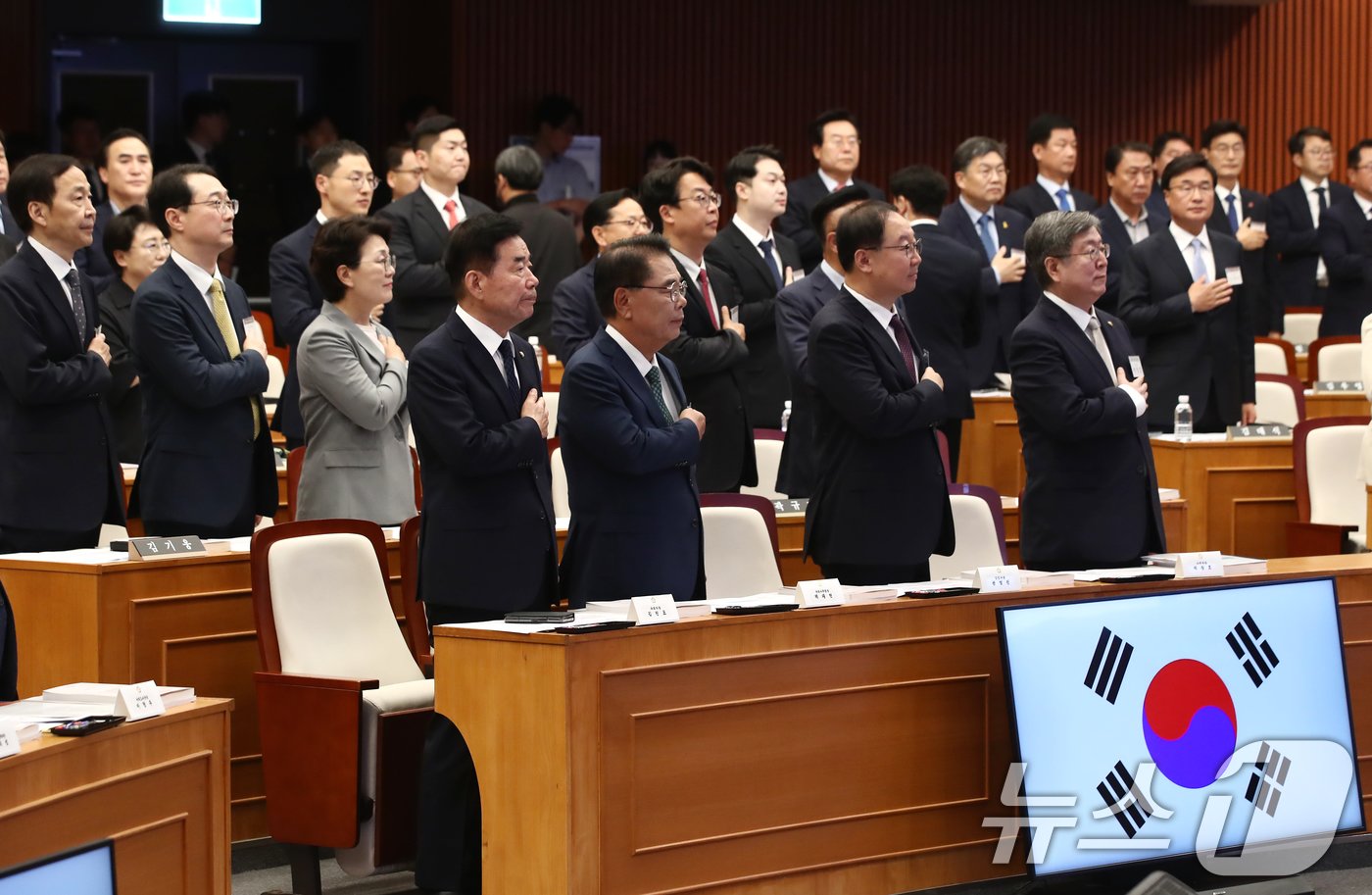 21일 오전 서울 여의도 국회박물관에서 열린 제22대 국회 초선의원 의정연찬회에서 김진표 국회의장과 여야 초선 당선인들이 국민의례를 하고 있다. 2024.5.21/뉴스1 ⓒ News1 이광호 기자