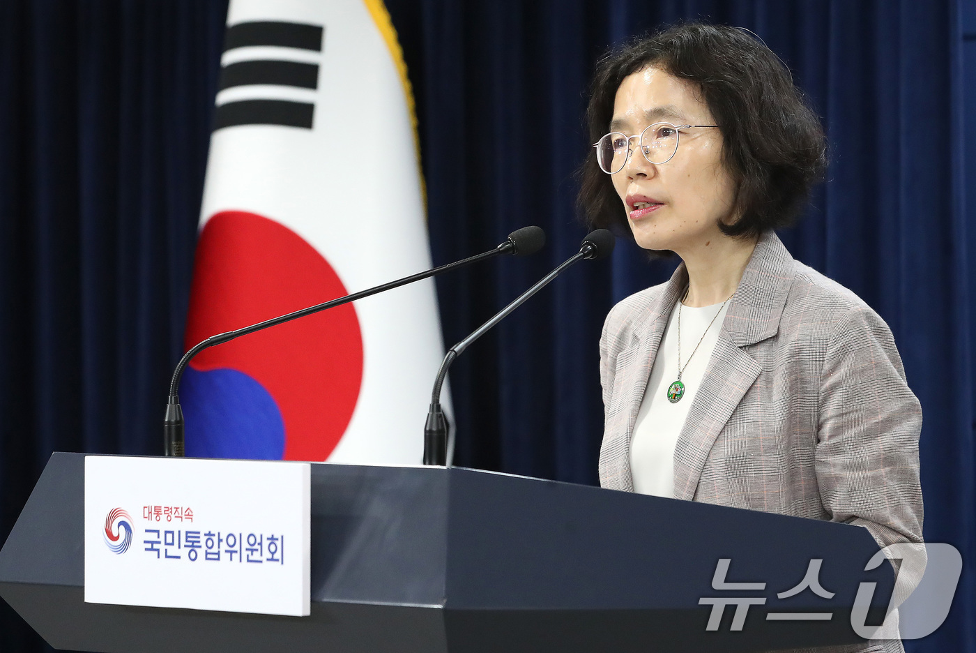 (서울=뉴스1) 임세영 기자 = 정순둘 노년의 역할이 살아있는 사회 특위 위원장이 21일 오전 서울 종로구 정부서울청사에서 정책 제안을 최종 발표하고 있다. 2024.5.21/뉴스 …