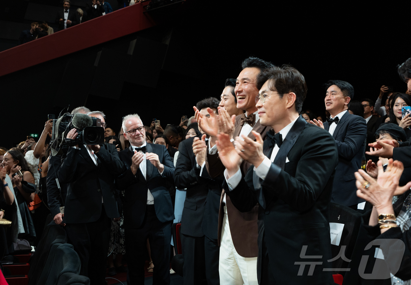 (칸=뉴스1) 이준성 기자 = 20일(현지시간) 프랑스 남부 소도시 칸 팔레 데 페스티발(Palais des Festival) 뤼미에르 대극장에서 제77회 칸 국제영화제(Canne …