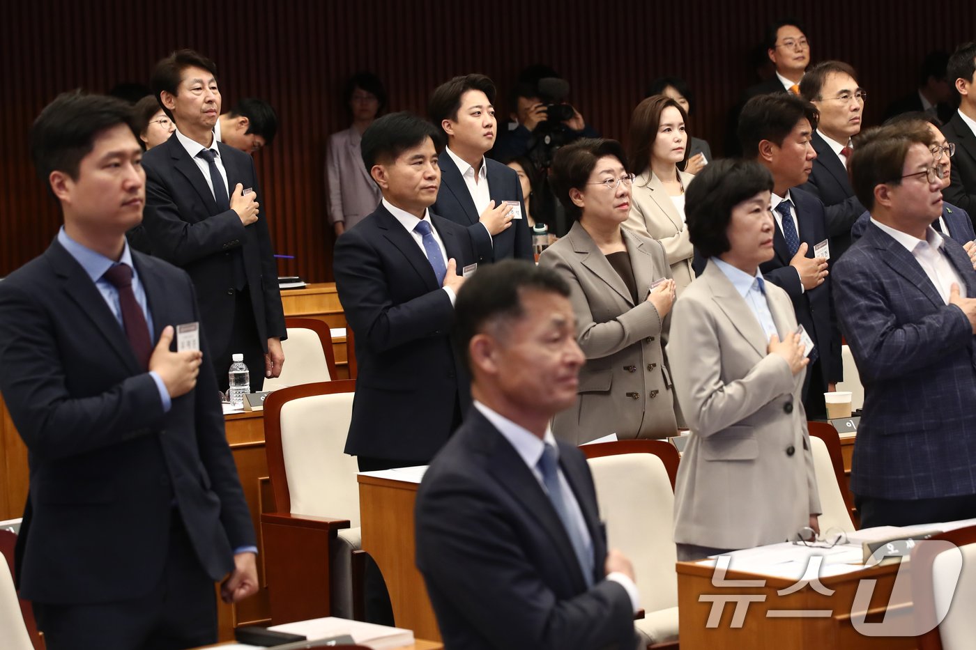 이준석 개혁신당 당선인을 비롯한 초선 당선인들이 21일 오전 서울 여의도 국회박물관에서 열린 제22대 국회 초선의원 의정연찬회에 참석해 국민의례를 하고 있다. 2024.5.21/뉴스1 ⓒ News1 이광호 기자