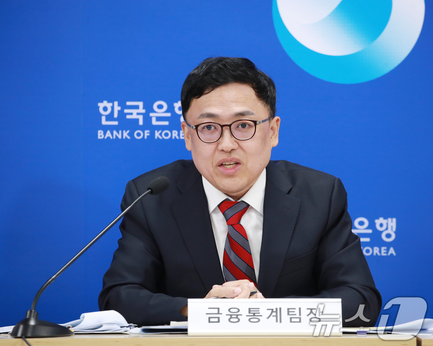 (서울=뉴스1) = 서정석 한국은행 경제통계국 금융통계팀장이 21일 오전 서울 중구 한국은행에서 2024년 1/4분기 가계신용(잠정)의 주요 특징을 설명하고 있다. (한국은행 제공 …