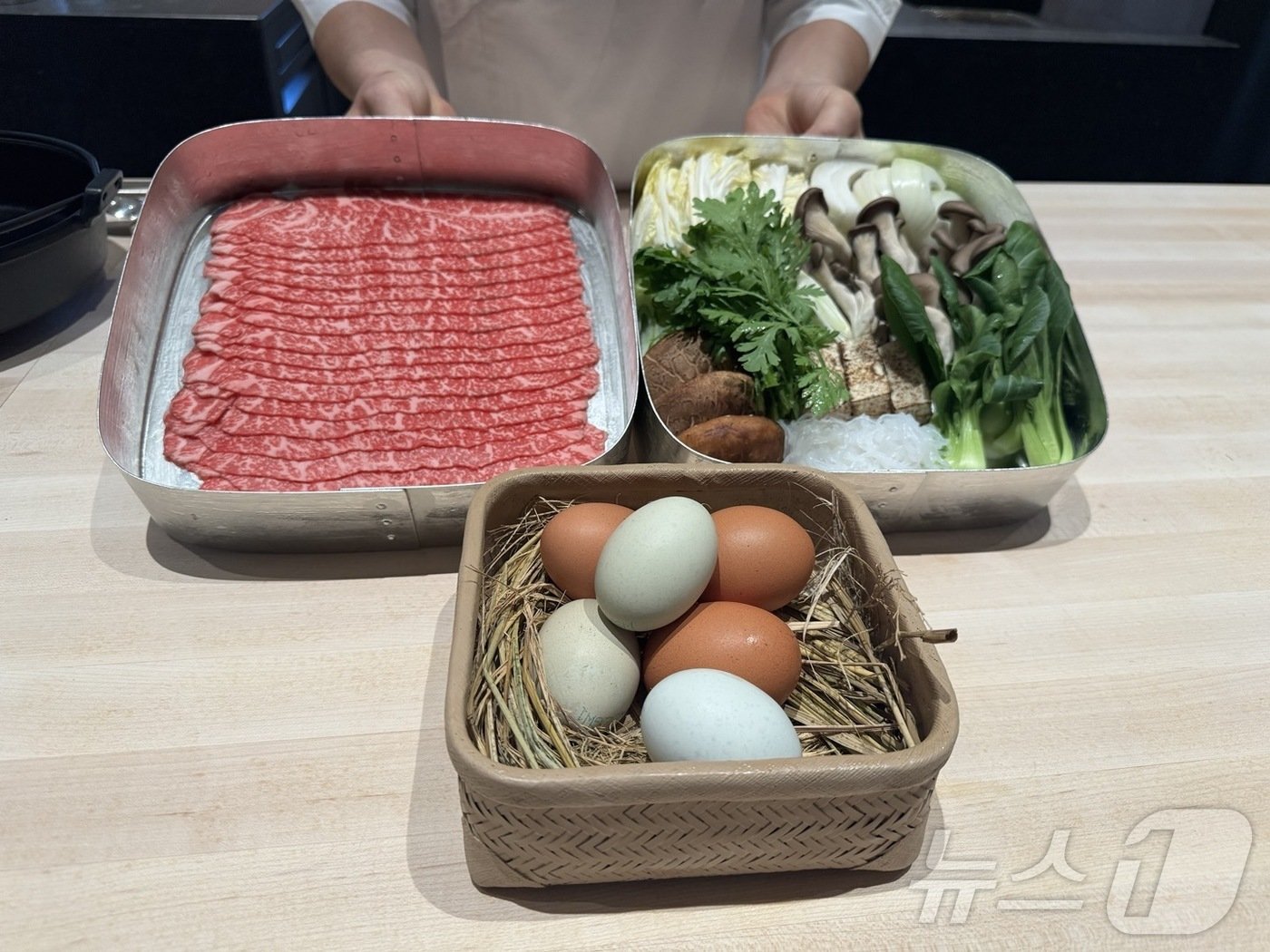 본문 이미지 - 해비치 리조트 제주의 스키야키 레스토랑 '테르'의 스키야키 재료. ⓒ 뉴스1 김형준 기자