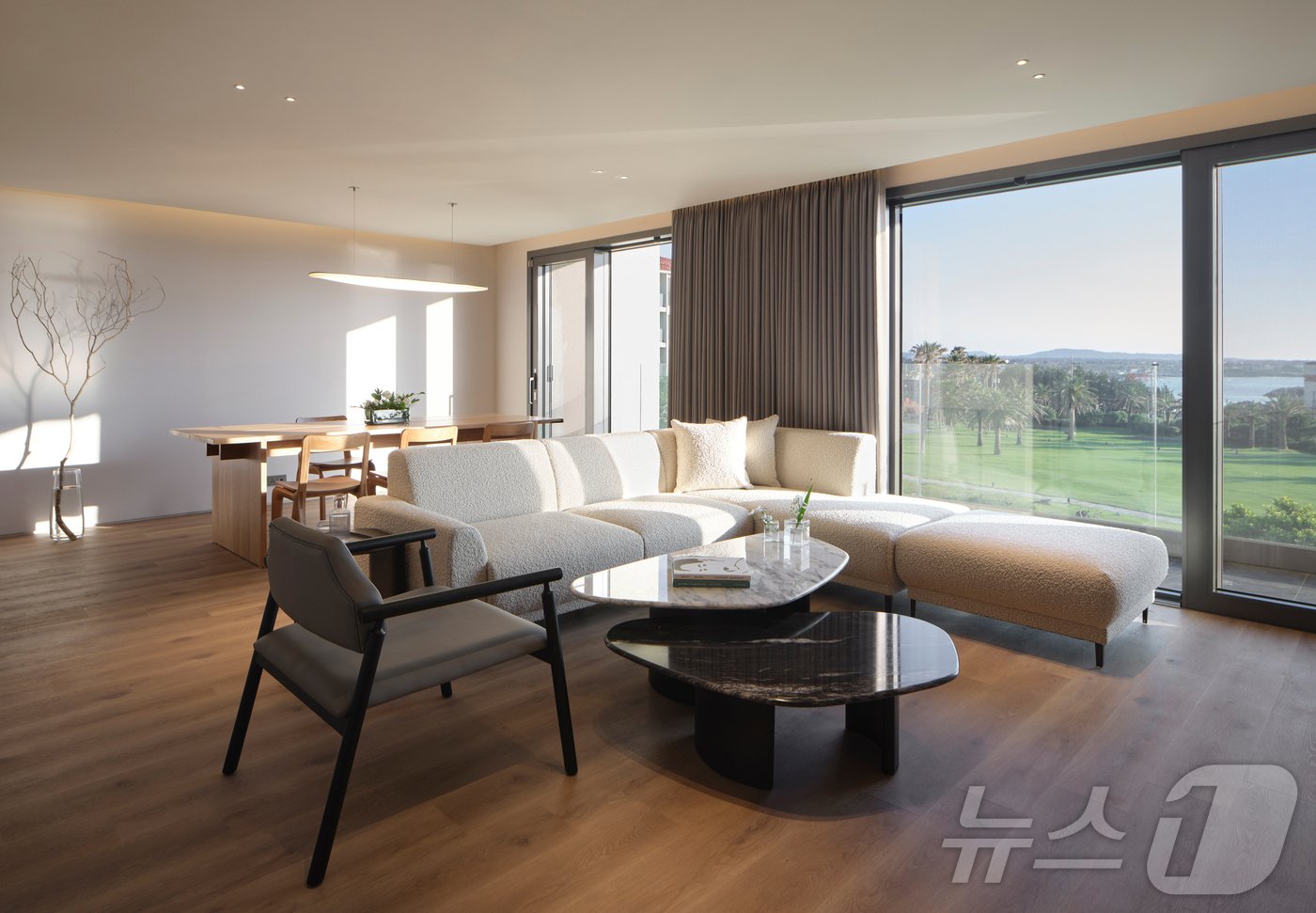 본문 이미지 - 해비치 리조트 제주 마스터 스위트 객실의 가구들.(해비치호텔앤드리조트 제공)