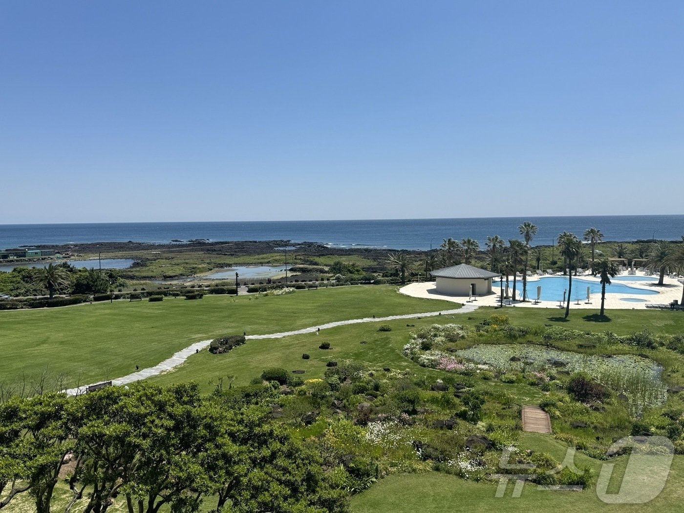 본문 이미지 - 해비치 리조트 제주에서 바라 본 표선 바다의 풍경. ⓒ 뉴스1 김형준 기자