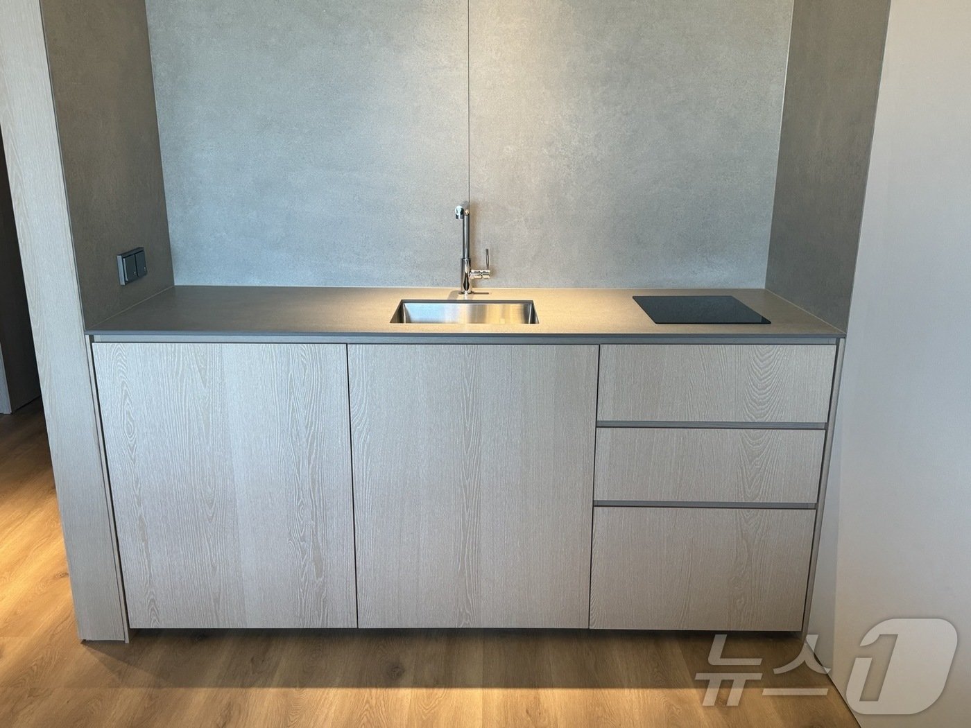 본문 이미지 - 리노베이션을 통해 기능을 최소화 한 해비치 리조트 제주 객실의 주방 모습. ⓒ 뉴스1 김형준 기자