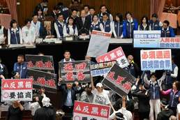 [사진] 의장석 점거 야당과 대치하는 대만 민진당 의원들
