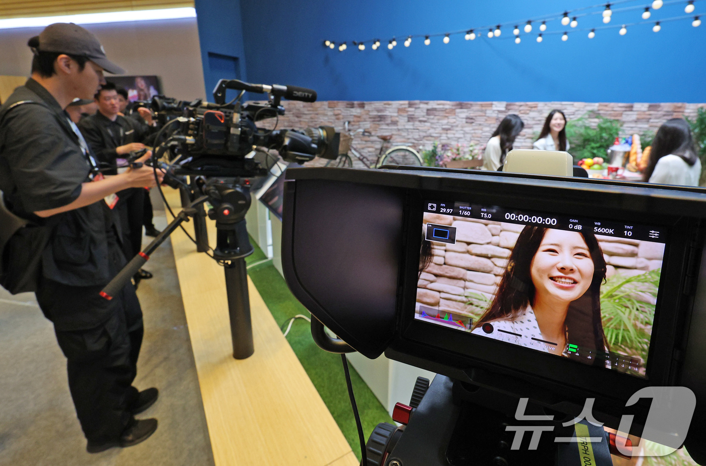 (서울=뉴스1) 장수영 기자 = 21일 오전 서울 강남구 코엑스에서 열린 'KOBA 2024 제32회 국제 방송·미디어·음향·조명 전시회'를 찾은 관람객들이 방송용 장비를 살펴보고 …