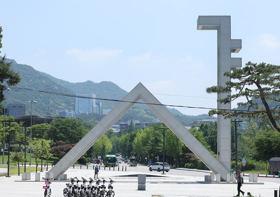 尹 모교 서울대 대자보 "아내에게만 충성하는 대통령, 퇴진 촉구"