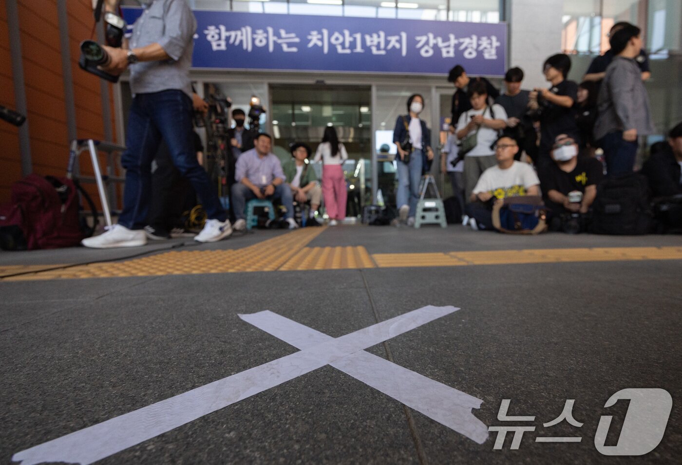 본문 이미지 - 뺑소니 사고 열흘 만에 음주운전 사실을 인정한 트로트가수 김호중 씨(33)가 21일 오후 서울 강남경찰서에 출석했다. 사진은 이날 오후 서울 강남경찰서의 모습. 2024.5.21/뉴스1 ⓒ News1 이재명 기자