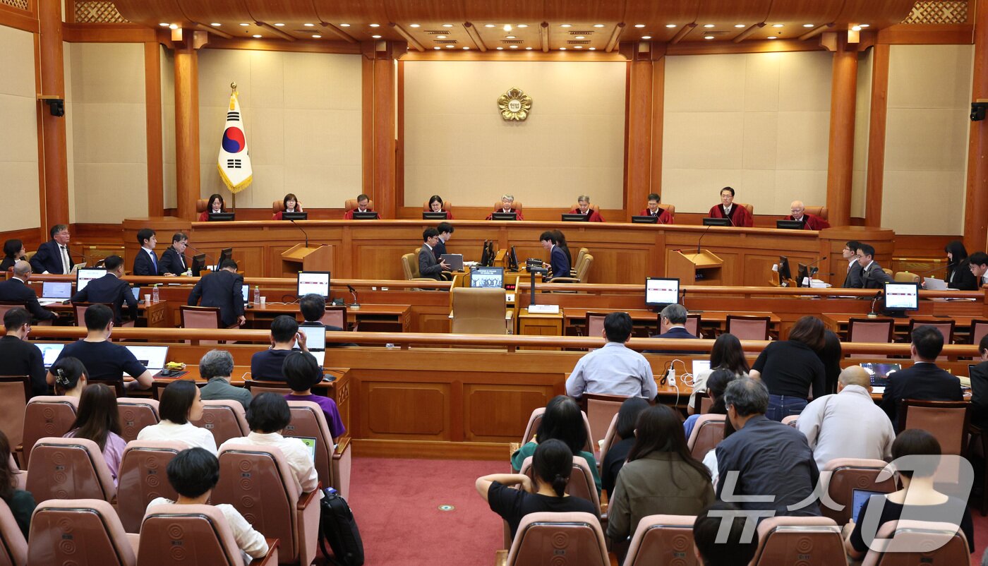 본문 이미지 - 이종석 헌법재판소장을 비롯한 헌법재판관들이 21일 오후 서울 종로구 헌법재판소 대심판정에서 열린 저탄소 녹색성장 기본법 제42조 제1항 제1호 위헌 확인 마지막 공개 변론에 참석하고 있다. 2024.5.21/뉴스1 ⓒ News1 신웅수 기자