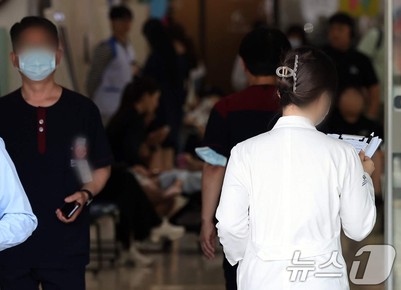 본문 이미지 - 정부의 의대 정원 확대에 반발하는 전공의를 비롯한 의료계의 집단행동이 장기화 되고 있는 21일 서울의 한 대학병원에서 환자와 의료진이 오가고 있다.  2024.5.21/뉴스1 ⓒ News1 이동해 기자