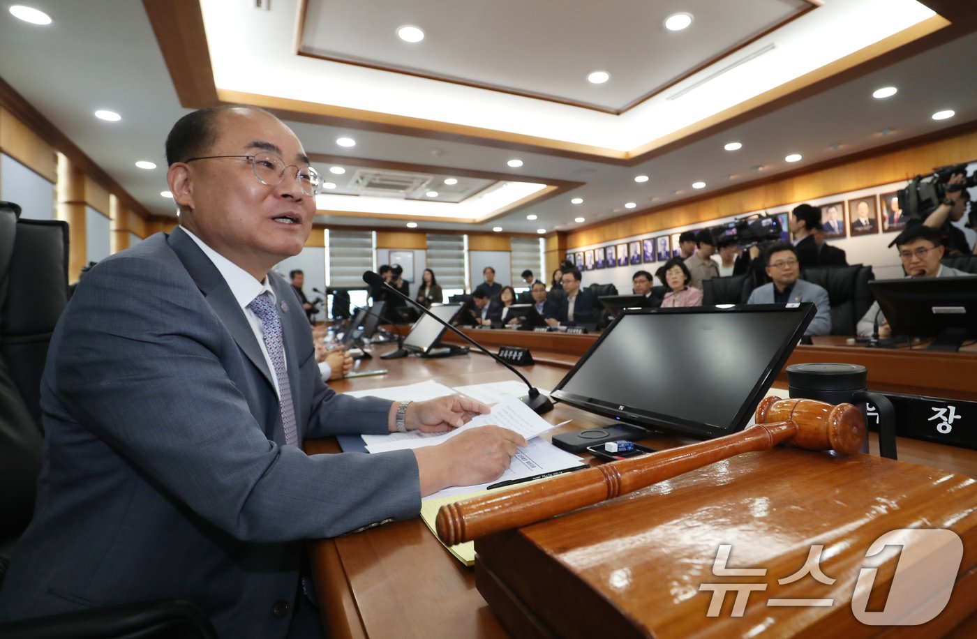 본문 이미지 - 21일 오후 부산 금정구 부산대학교 대학본부 교무회의실에서 의과대학 정원 증원 학칙개정안 재심의를 위한 교무회의가 열린 가운데 최재원 부산대 신임 총장이 발언하고 있다. 2024.5.21/뉴스1 ⓒ News1 윤일지 기자