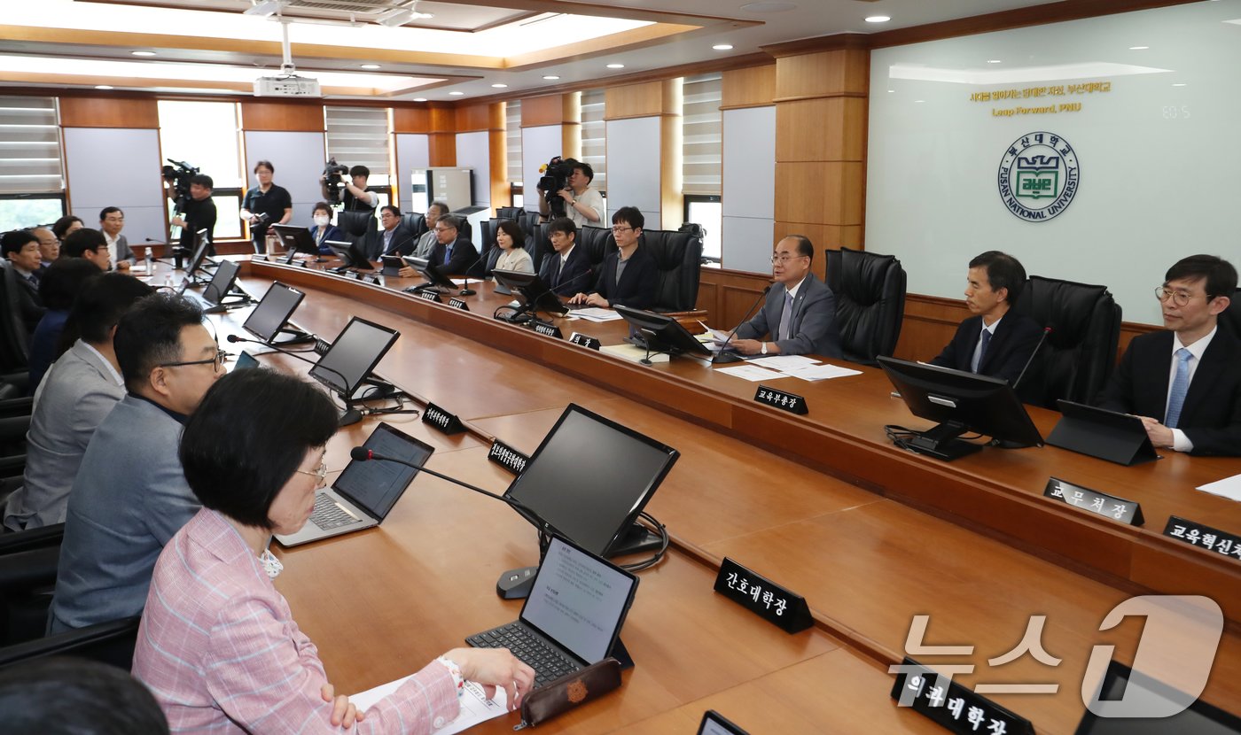 본문 이미지 - 21일 오후 부산 금정구 부산대학교 대학본부 교무회의실에서 의과대학 정원 증원 학칙개정안 재심의를 위한 교무회의가 열린 가운데 최재원 부산대 신임 총장이 발언하고 있다. 2024.5.21/뉴스1 ⓒ News1 윤일지 기자