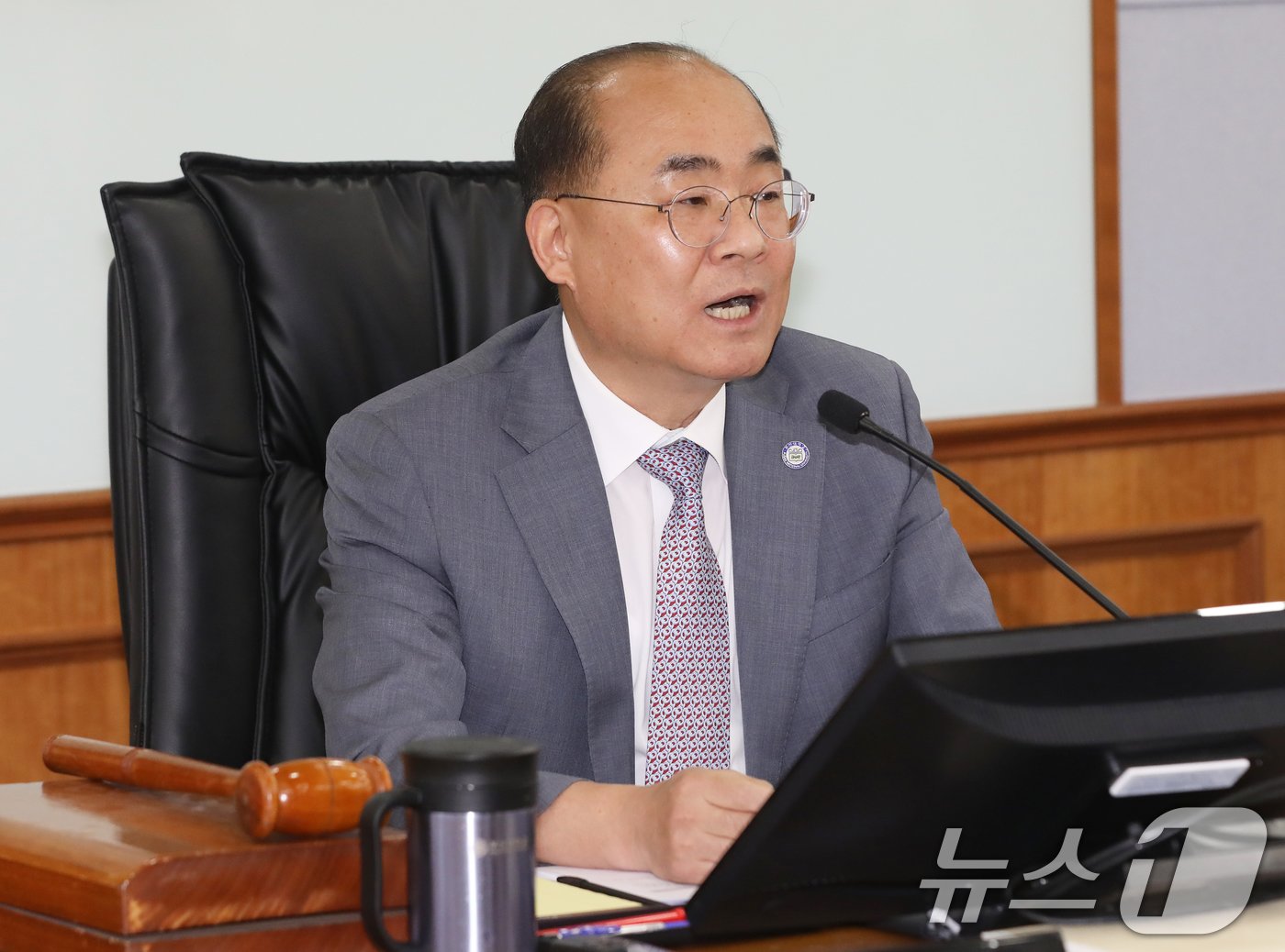 본문 이미지 - 21일 오후 부산 금정구 부산대학교 대학본부 교무회의실에서 의과대학 정원 증원 학칙개정안 재심의를 위한 교무회의가 열린 가운데 최재원 부산대 신임 총장이 발언하고 있다. 2024.5.21/뉴스1 ⓒ News1 윤일지 기자