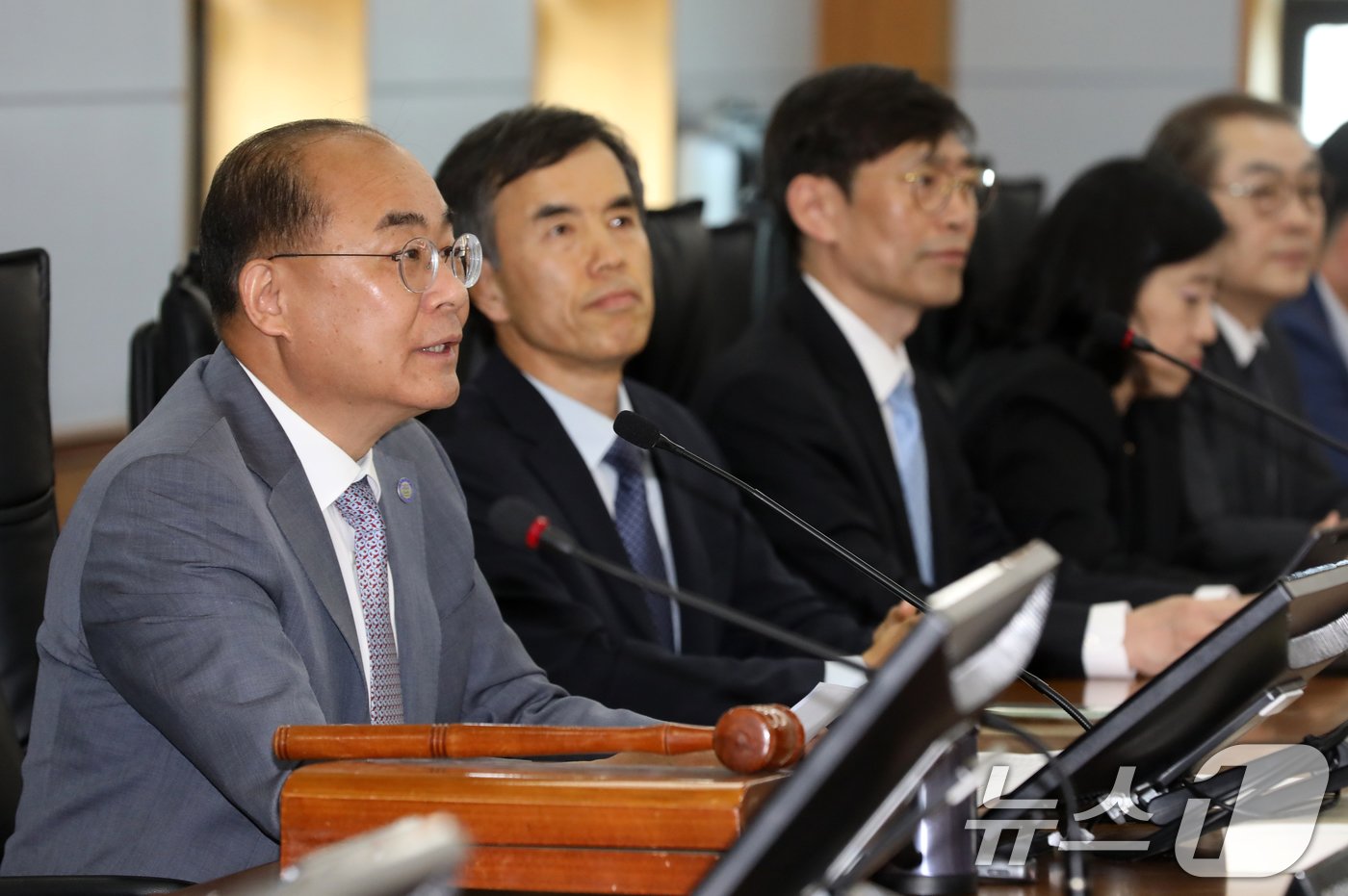 본문 이미지 - 21일 오후 부산 금정구 부산대학교 대학본부 교무회의실에서 의과대학 정원 증원 학칙개정안 재심의를 위한 교무회의가 열린 가운데 최재원 부산대 신임 총장이 발언하고 있다. 부산대는 지난 7일 전국 국립대 중 처음으로 의대 증원을 위한 학칙 개정안을 부결했다. 2024.5.21/뉴스1 ⓒ News1 윤일지 기자