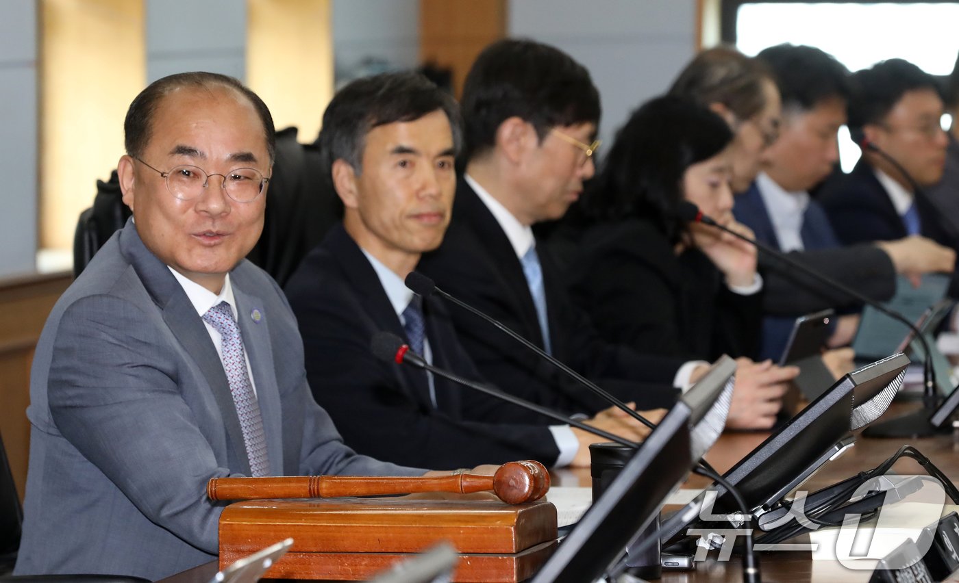 21일 오후 부산 금정구 부산대학교 대학본부 교무회의실에서 의과대학 정원 증원 학칙개정안 재심의를 위한 교무회의가 열린 가운데 최재원 부산대 신임 총장이 발언하고 있다. 2024.5.21/뉴스1 ⓒ News1 윤일지 기자