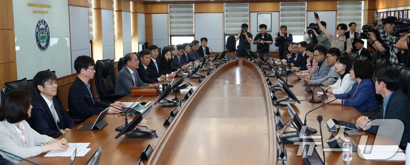 본문 이미지 - 21일 오후 부산 금정구 부산대학교 대학본부 교무회의실에서 의과대학 정원 증원 학칙개정안 재심의를 위한 교무회의가 열린 가운데 최재원 부산대 신임 총장이 발언하고 있다. 2024.5.21/뉴스1 ⓒ News1 윤일지 기자