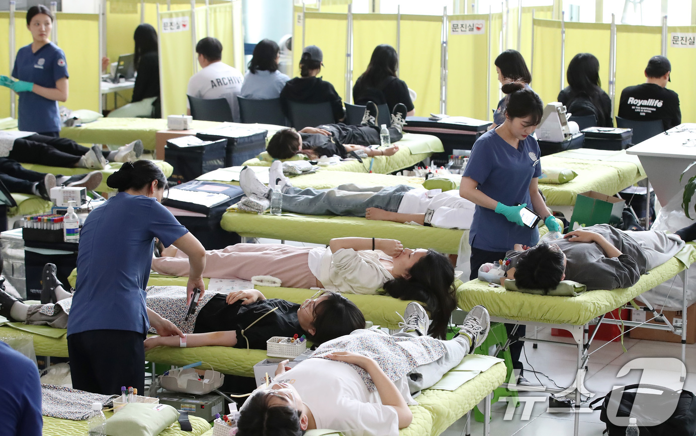 (대구=뉴스1) 공정식 기자 = 21일 오전 대구 북구 대구보건대 본관에서 열린 '제26회 헌혈 사랑 나눔 축제' 현장을 찾은 학생들이 헌혈에 동참하고 있다. 2024.5.21/뉴 …