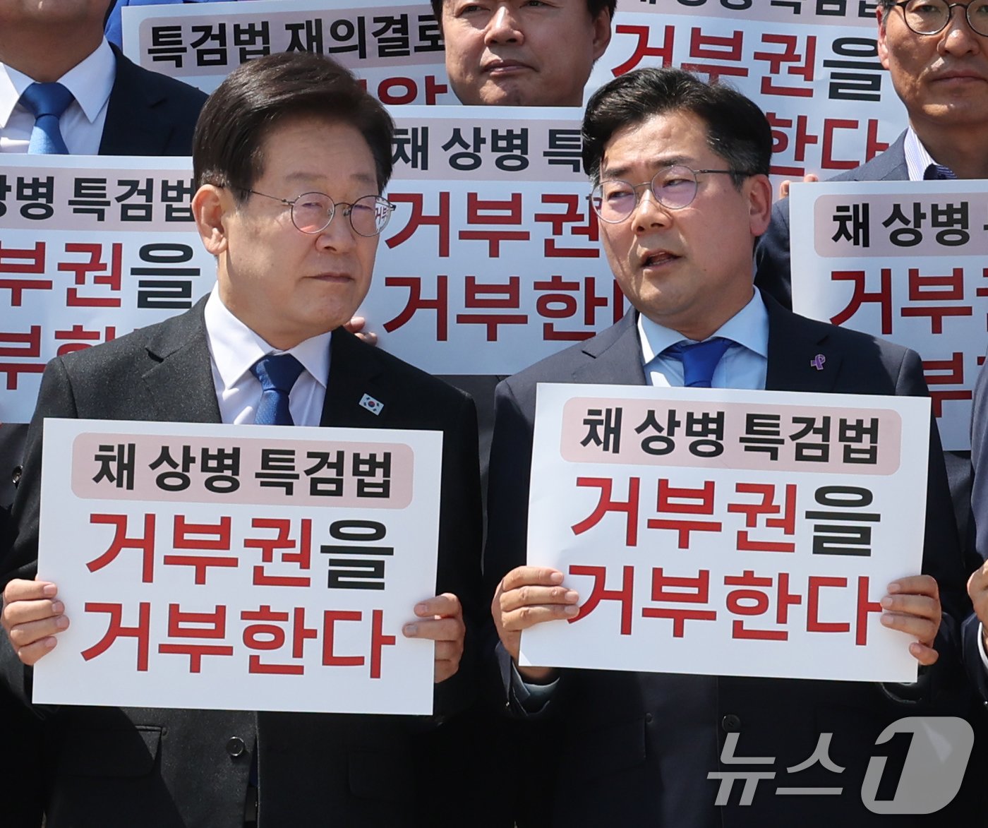 이재명 더불어민주당 대표와 박찬대 원내대표가 21일 서울 여의도 국회 본청 앞 계단에서 열린 &#39;채상병 특검법 재의요구 규탄 야당-시민사회 공동 기자회견&#39;에서 대화를 하고 있다. 2024.5.21/뉴스1 ⓒ News1 송원영 기자