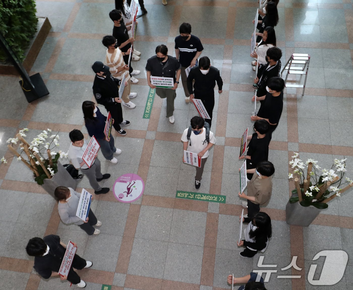 본문 이미지 - 21일 오후 부산 금정구 부산대학교 대학본부에서 의과대학 정원 증원 학칙개정안 재심의를 위한 교무회의가 열린 가운데 의대생들과 교수들이 피켓 시위를 벌이고 있다. 2024.5.21/뉴스1 ⓒ News1 윤일지 기자
