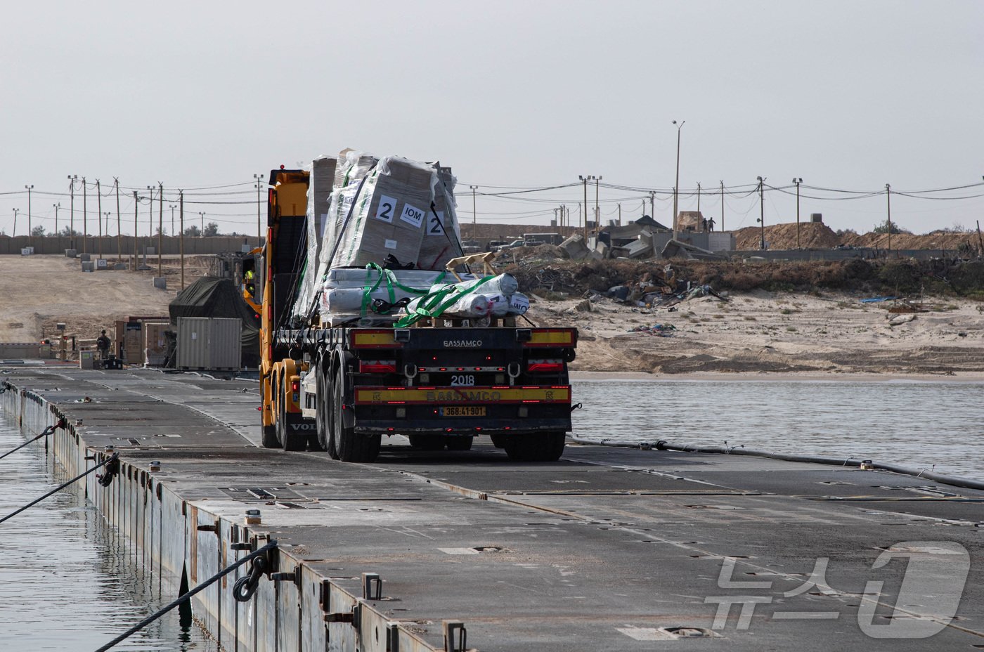 본문 이미지 - 구호물품을 실은 트럭이 19일&#40;현지시간&#41; 가자지구 인근 해안에 설치된 임시부두를 따라 이동하고 있다. 2024.05.19 ⓒ 로이터=뉴스1 ⓒ News1 정지윤 기자