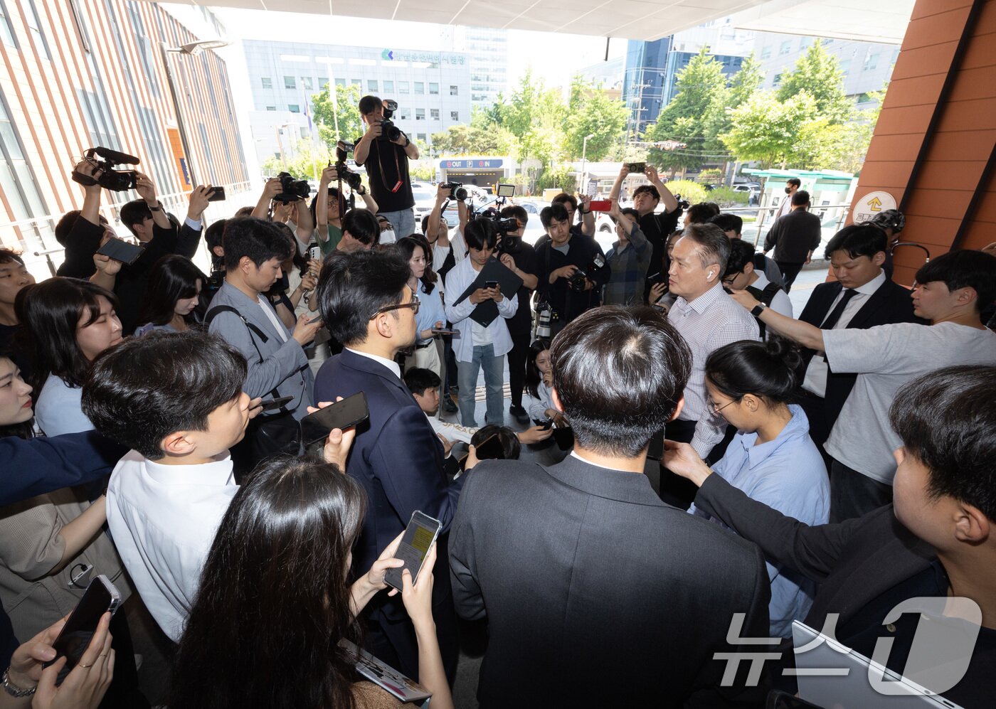 본문 이미지 - 뺑소니 사고 열흘 만에 음주운전 사실을 인정한 트로트가수 김호중 씨(33)가 21일 오후 서울 강남경찰서에 출석했다. 2024.5.21/뉴스1 ⓒ News1 이재명 기자