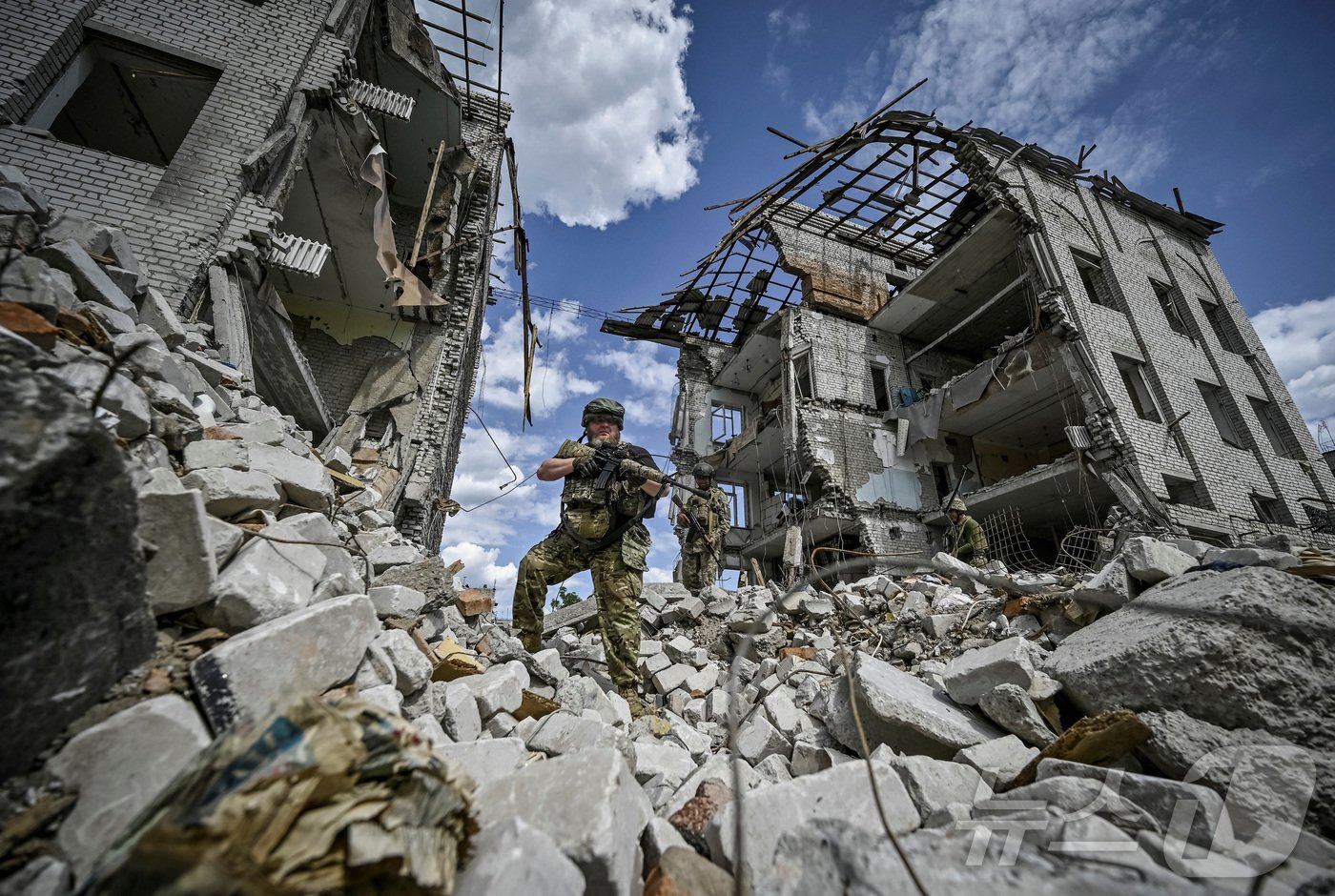 20일&#40;현지시간&#41; 우크라이나 군인들이 러시아군의 공습으로 피해를 입은 자포리자 올리히우 마을을 순찰하고 있다. 2024.05.20. ⓒ 로이터=뉴스1 ⓒ News1 정윤영 기자