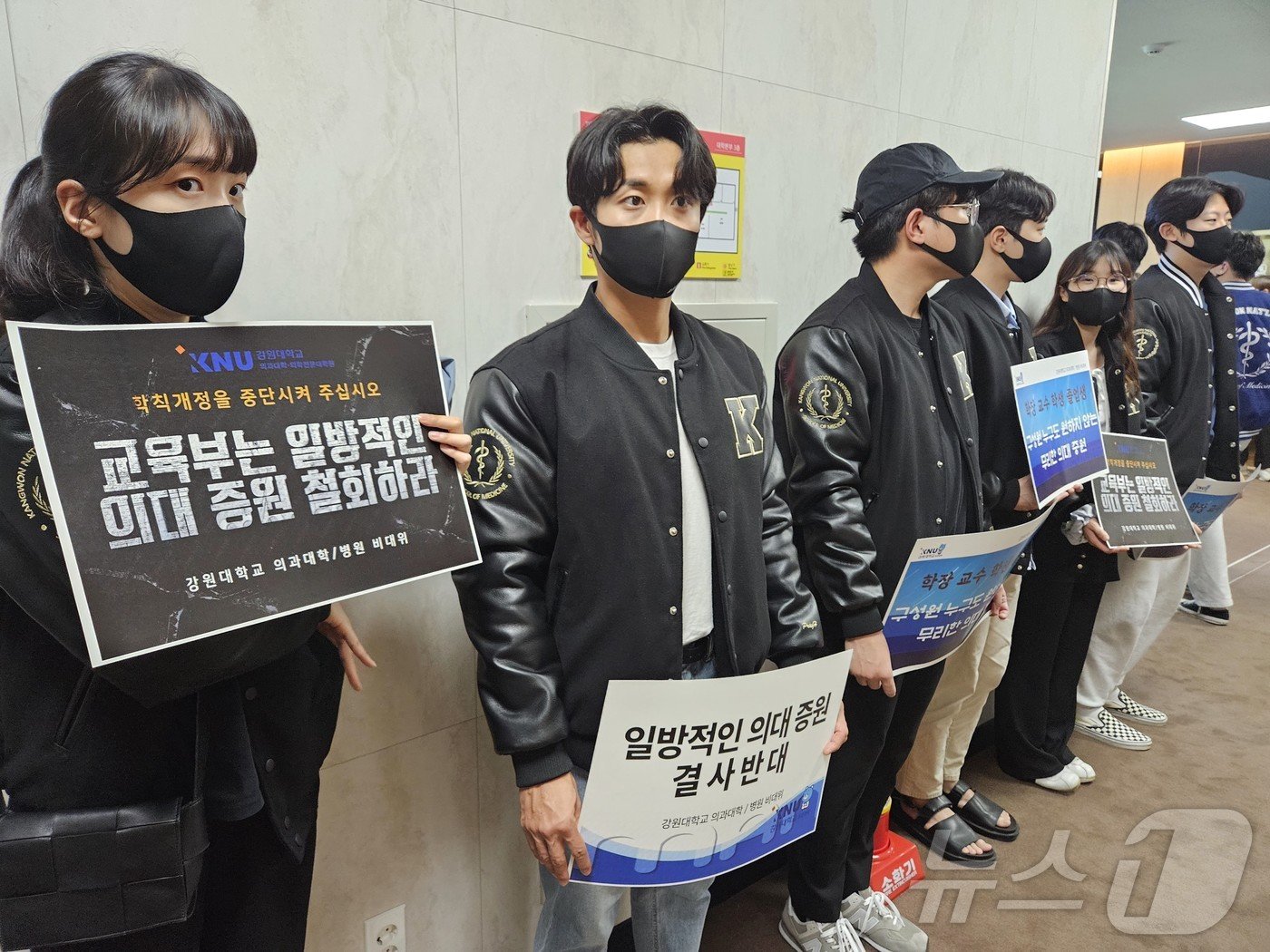 본문 이미지 - 21일 오후 강원도 춘천시 강원대학교 교무회의실에서 열린 강원대 평의원회 회의장 앞 복도에서 의대 교수, 학생들이 의대 증원 철회를 촉구하는 피켓시위를 벌이고 있다. 2024.5.21/뉴스1 ⓒ News1 한귀섭 기자