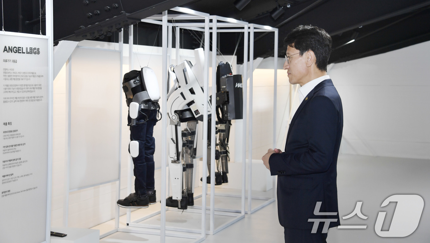 (서울=뉴스1) = 김윤상 기획재정부 차관이 21일 오후 대전시 대덕구 엔젤로보틱스 대전 연구소를 방문, 재활 보행보조로봇 설명을 듣고 있다. (기획재정부 제공) 2024.5.21 …