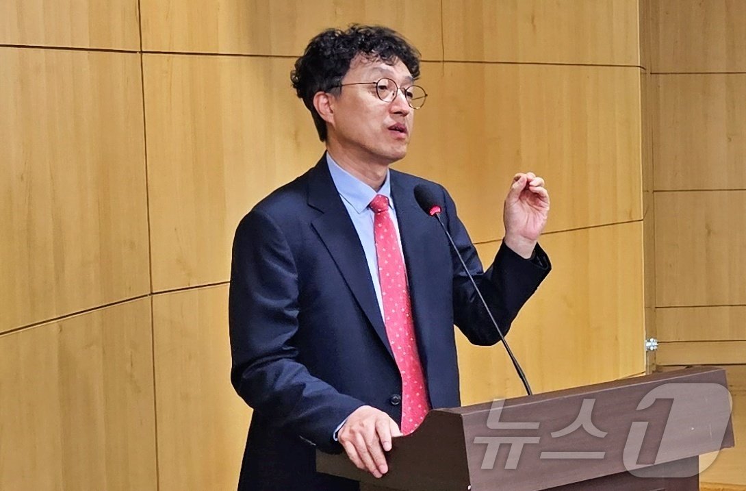 본문 이미지 - 조호성 대한수의사회 재난형동물감염병대응 특별위원장이 21일 국회 의원회관에서 열린 '아프리카돼지열병 백신 개발 연구 지원 및 제도 개선을 위한 토론회'에서 주제발표를 하고 있다. ⓒ 뉴스1 최서윤 기자